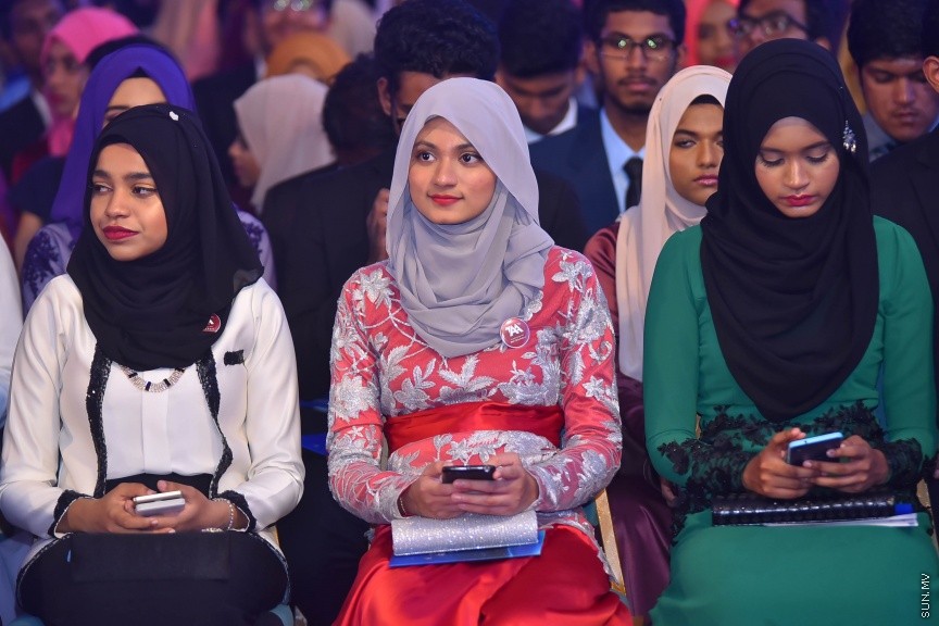 22 މެއި 2017: 2016 ވަނަ އަހަރުގެ އޭ ލެވެލްގެ ގަދަ 10 ގައި ހިމެނުނު ދަރިވަރުންނަށް އެވޯޑު ހަވާލު ކުރުމުގެ ރަސްމިއްޔާތުގެ ތެރެއިން---ސަން ފޮޓޯ/ މުހައްމަދު އަފްރާހް