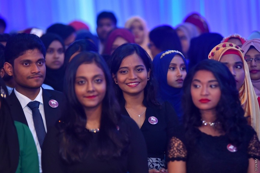 22 މެއި 2017: 2016 ވަނަ އަހަރުގެ އޭ ލެވެލްގެ ގަދަ 10 ގައި ހިމެނުނު ދަރިވަރުންނަށް އެވޯޑު ހަވާލު ކުރުމުގެ ރަސްމިއްޔާތުގެ ތެރެއިން---ސަން ފޮޓޯ/ މުހައްމަދު އަފްރާހް