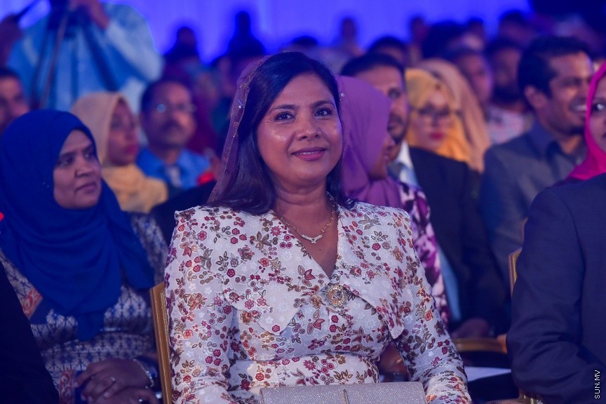 22 މެއި 2017: 2016 ވަނަ އަހަރުގެ އޭ ލެވެލްގެ ގަދަ 10 ގައި ހިމެނުނު ދަރިވަރުންނަށް އެވޯޑު ހަވާލު ކުރުމުގެ ރަސްމިއްޔާތުގެ ތެރެއިން---ސަން ފޮޓޯ/ މުހައްމަދު އަފްރާހް