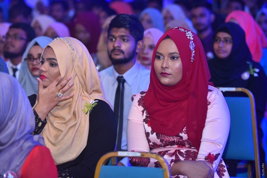 22 މެއި 2017: 2016 ވަނަ އަހަރުގެ އޭ ލެވެލްގެ ގަދަ 10 ގައި ހިމެނުނު ދަރިވަރުންނަށް އެވޯޑު ހަވާލު ކުރުމުގެ ރަސްމިއްޔާތުގެ ތެރެއިން---ސަން ފޮޓޯ/ މުހައްމަދު އަފްރާހް