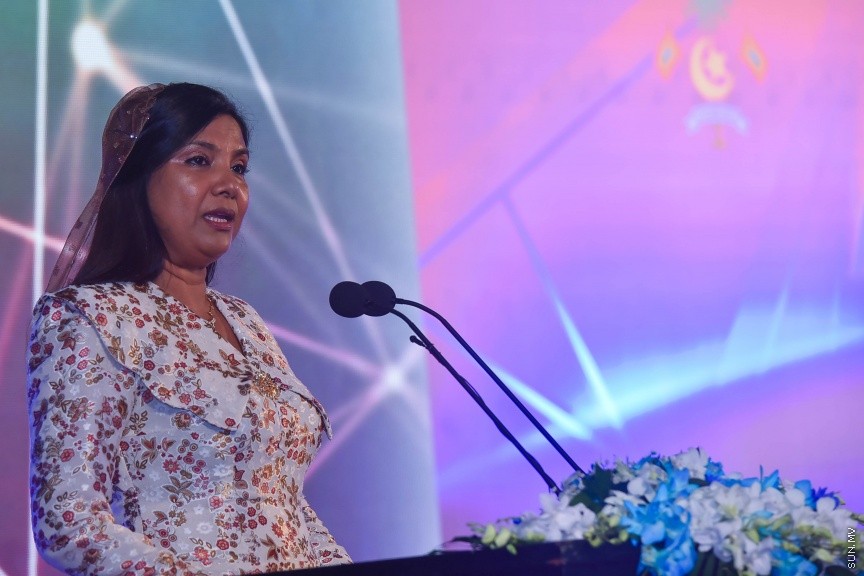 22 މެއި 2017: 2016 ވަނަ އަހަރުގެ އޭ ލެވެލްގެ ގަދަ 10 ގައި ހިމެނުނު ދަރިވަރުންނަށް އެވޯޑު ހަވާލު ކުރުމުގެ ރަސްމިއްޔާތުގެ ތެރެއިން---ސަން ފޮޓޯ/ މުހައްމަދު އަފްރާހް