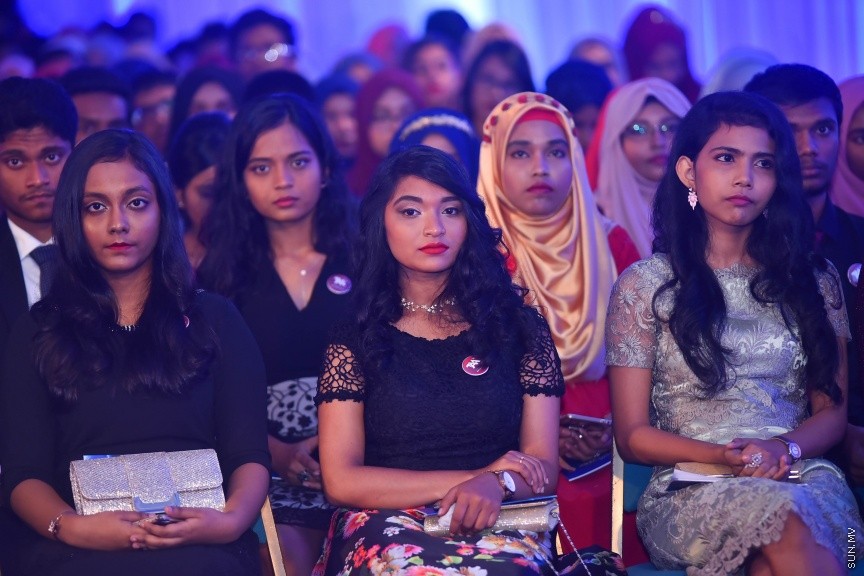 22 މެއި 2017: 2016 ވަނަ އަހަރުގެ އޭ ލެވެލްގެ ގަދަ 10 ގައި ހިމެނުނު ދަރިވަރުންނަށް އެވޯޑު ހަވާލު ކުރުމުގެ ރަސްމިއްޔާތުގެ ތެރެއިން---ސަން ފޮޓޯ/ މުހައްމަދު އަފްރާހް
