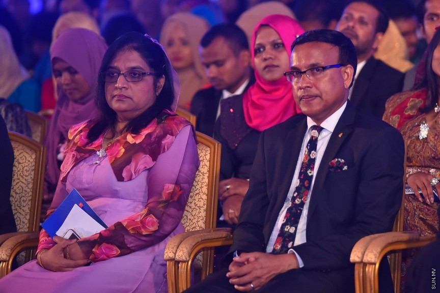 22 މެއި 2017: 2016 ވަނަ އަހަރުގެ އޭ ލެވެލްގެ ގަދަ 10 ގައި ހިމެނުނު ދަރިވަރުންނަށް އެވޯޑު ހަވާލު ކުރުމުގެ ރަސްމިއްޔާތުގެ ތެރެއިން---ސަން ފޮޓޯ/ މުހައްމަދު އަފްރާހް