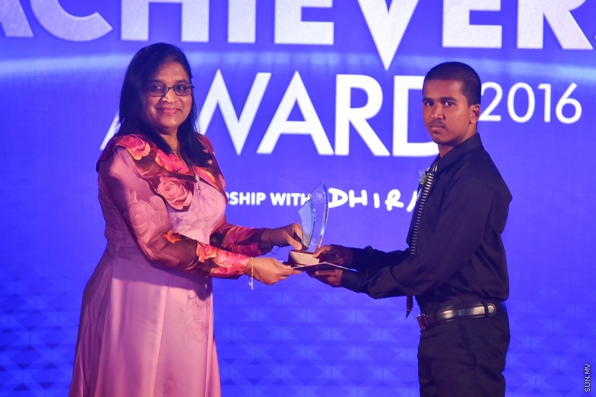 22 މެއި 2017: 2016 ވަނަ އަހަރުގެ އޭ ލެވެލްގެ ގަދަ 10 ގައި ހިމެނުނު ދަރިވަރުންނަށް އެވޯޑު ހަވާލު ކުރުމުގެ ރަސްމިއްޔާތުގެ ތެރެއިން---ސަން ފޮޓޯ/ މުހައްމަދު އަފްރާހް