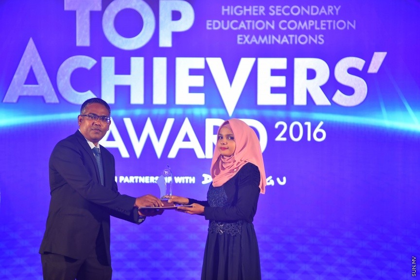 22 މެއި 2017: 2016 ވަނަ އަހަރުގެ އޭ ލެވެލްގެ ގަދަ 10 ގައި ހިމެނުނު ދަރިވަރުންނަށް އެވޯޑު ހަވާލު ކުރުމުގެ ރަސްމިއްޔާތުގެ ތެރެއިން---ސަން ފޮޓޯ/ މުހައްމަދު އަފްރާހް