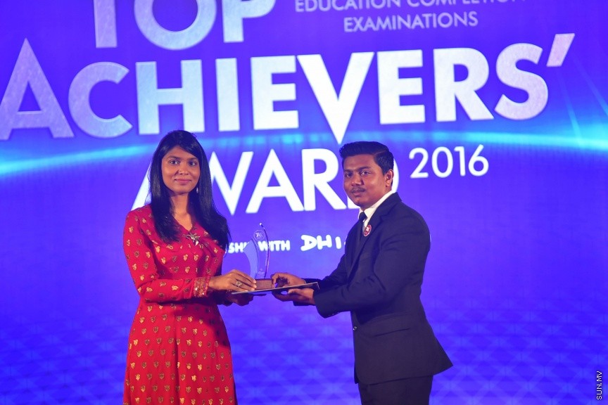 22 މެއި 2017: 2016 ވަނަ އަހަރުގެ އޭ ލެވެލްގެ ގަދަ 10 ގައި ހިމެނުނު ދަރިވަރުންނަށް އެވޯޑު ހަވާލު ކުރުމުގެ ރަސްމިއްޔާތުގެ ތެރެއިން---ސަން ފޮޓޯ/ މުހައްމަދު އަފްރާހް