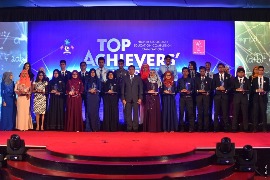 22 މެއި 2017: 2016 ވަނަ އަހަރުގެ އޭ ލެވެލްގެ ގަދަ 10 ގައި ހިމެނުނު ދަރިވަރުންނަށް އެވޯޑު ހަވާލު ކުރުމުގެ ރަސްމިއްޔާތުގެ ތެރެއިން---ސަން ފޮޓޯ/ މުހައްމަދު އަފްރާހް