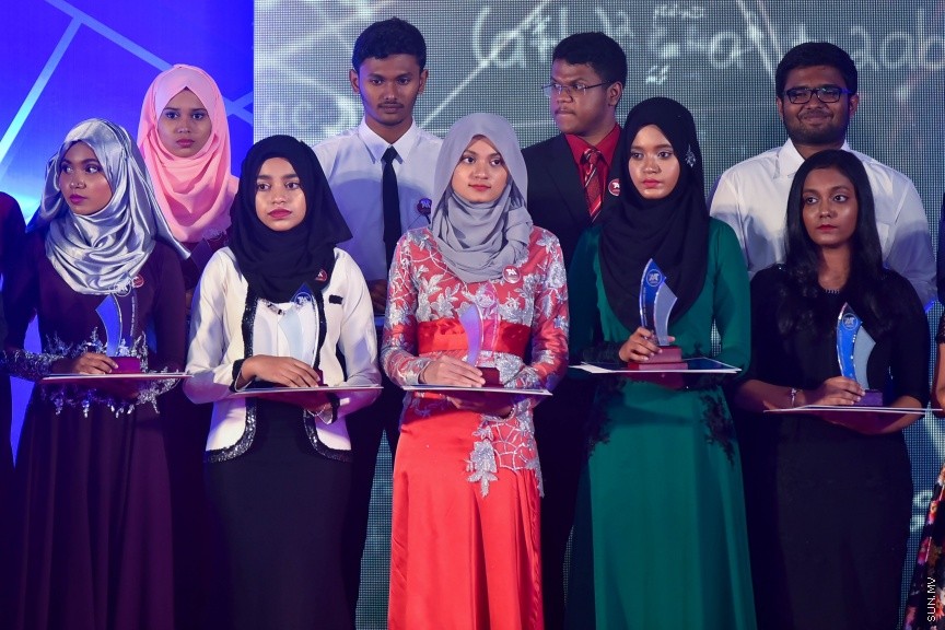 22 މެއި 2017: 2016 ވަނަ އަހަރުގެ އޭ ލެވެލްގެ ގަދަ 10 ގައި ހިމެނުނު ދަރިވަރުންނަށް އެވޯޑު ހަވާލު ކުރުމުގެ ރަސްމިއްޔާތުގެ ތެރެއިން---ސަން ފޮޓޯ/ މުހައްމަދު އަފްރާހް