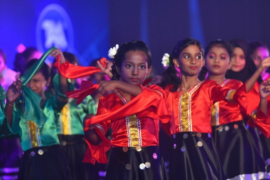 22 މެއި 2017: 2016 ވަނަ އަހަރުގެ އޭ ލެވެލްގެ ގަދަ 10 ގައި ހިމެނުނު ދަރިވަރުންނަށް އެވޯޑު ހަވާލު ކުރުމުގެ ރަސްމިއްޔާތުގެ ތެރެއިން---ސަން ފޮޓޯ/ މުހައްމަދު އަފްރާހް