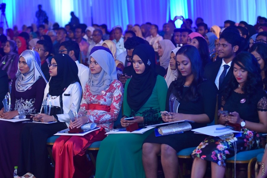 22 މެއި 2017: 2016 ވަނަ އަހަރުގެ އޭ ލެވެލްގެ ގަދަ 10 ގައި ހިމެނުނު ދަރިވަރުންނަށް އެވޯޑު ހަވާލު ކުރުމުގެ ރަސްމިއްޔާތުގެ ތެރެއިން---ސަން ފޮޓޯ/ މުހައްމަދު އަފްރާހް