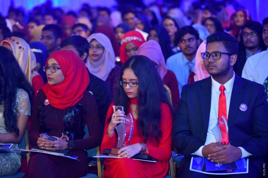 22 މެއި 2017: 2016 ވަނަ އަހަރުގެ އޭ ލެވެލްގެ ގަދަ 10 ގައި ހިމެނުނު ދަރިވަރުންނަށް އެވޯޑު ހަވާލު ކުރުމުގެ ރަސްމިއްޔާތުގެ ތެރެއިން---ސަން ފޮޓޯ/ މުހައްމަދު އަފްރާހް