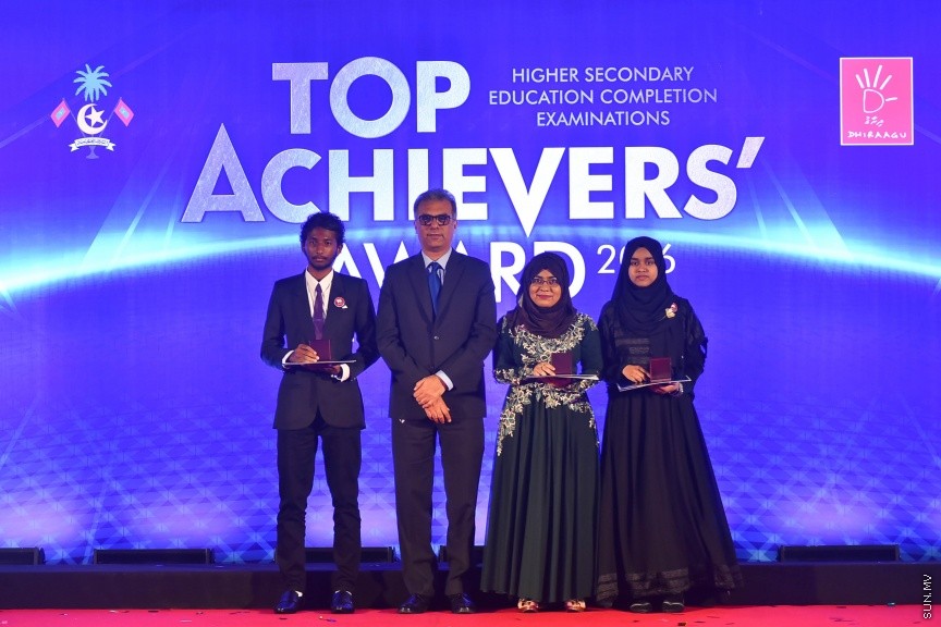 22 މެއި 2017: 2016 ވަނަ އަހަރުގެ އޭ ލެވެލްގެ ގަދަ 10 ގައި ހިމެނުނު ދަރިވަރުންނަށް އެވޯޑު ހަވާލު ކުރުމުގެ ރަސްމިއްޔާތުގެ ތެރެއިން---ސަން ފޮޓޯ/ މުހައްމަދު އަފްރާހް