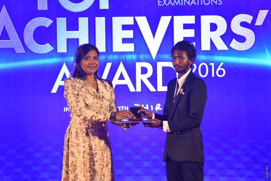 22 މެއި 2017: 2016 ވަނަ އަހަރުގެ އޭ ލެވެލްގެ ގަދަ 10 ގައި ހިމެނުނު ދަރިވަރުންނަށް އެވޯޑު ހަވާލު ކުރުމުގެ ރަސްމިއްޔާތުގެ ތެރެއިން---ސަން ފޮޓޯ/ މުހައްމަދު އަފްރާހް
