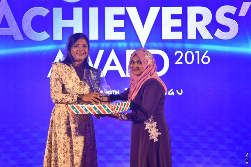 22 މެއި 2017: 2016 ވަނަ އަހަރުގެ އޭ ލެވެލްގެ ގަދަ 10 ގައި ހިމެނުނު ދަރިވަރުންނަށް އެވޯޑު ހަވާލު ކުރުމުގެ ރަސްމިއްޔާތުގެ ތެރެއިން---ސަން ފޮޓޯ/ މުހައްމަދު އަފްރާހް