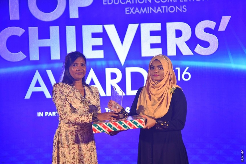 22 މެއި 2017: 2016 ވަނަ އަހަރުގެ އޭ ލެވެލްގެ ގަދަ 10 ގައި ހިމެނުނު ދަރިވަރުންނަށް އެވޯޑު ހަވާލު ކުރުމުގެ ރަސްމިއްޔާތުގެ ތެރެއިން---ސަން ފޮޓޯ/ މުހައްމަދު އަފްރާހް