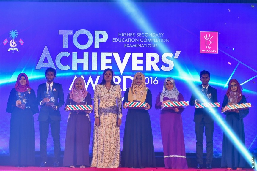 22 މެއި 2017: 2016 ވަނަ އަހަރުގެ އޭ ލެވެލްގެ ގަދަ 10 ގައި ހިމެނުނު ދަރިވަރުންނަށް އެވޯޑު ހަވާލު ކުރުމުގެ ރަސްމިއްޔާތުގެ ތެރެއިން---ސަން ފޮޓޯ/ މުހައްމަދު އަފްރާހް