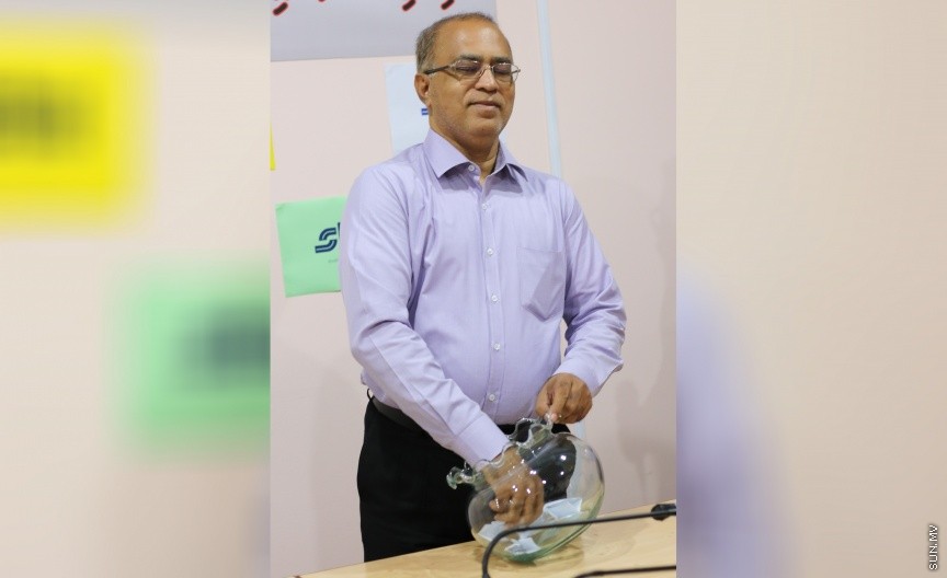 ނޫސްވެރިންނާ އެކު މީޑިއާ ކައުންސިލުން ބޭއްވި މާހެފުމުގެ ތެރެއިން: އެ މާހެފުމުގައި ގުރުއަތުން ހޮވުނު ނޫސްވެރިންނަށް ވަނީ އިނާމްދީފައި --- ސަން ފޮޓޯ/ އިހްތިޝާމް މުހައްމަދު