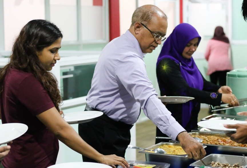 ނޫސްވެރިންނާ އެކު މީޑިއާ ކައުންސިލުން ބޭއްވި މާހެފުމުގެ ތެރެއިން: އެ މާހެފުމުގައި ގުރުއަތުން ހޮވުނު ނޫސްވެރިންނަށް ވަނީ އިނާމްދީފައި --- ސަން ފޮޓޯ/ އިހްތިޝާމް މުހައްމަދު