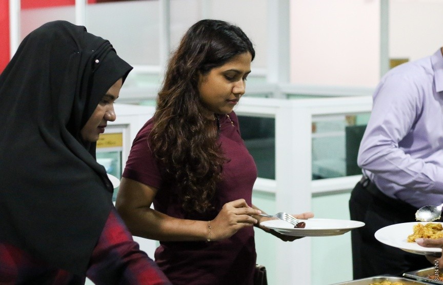 ނޫސްވެރިންނާ އެކު މީޑިއާ ކައުންސިލުން ބޭއްވި މާހެފުމުގެ ތެރެއިން: އެ މާހެފުމުގައި ގުރުއަތުން ހޮވުނު ނޫސްވެރިންނަށް ވަނީ އިނާމްދީފައި --- ސަން ފޮޓޯ/ އިހްތިޝާމް މުހައްމަދު