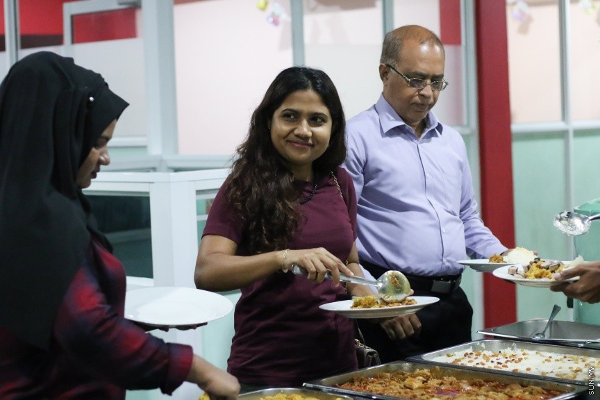 ނޫސްވެރިންނާ އެކު މީޑިއާ ކައުންސިލުން ބޭއްވި މާހެފުމުގެ ތެރެއިން: އެ މާހެފުމުގައި ގުރުއަތުން ހޮވުނު ނޫސްވެރިންނަށް ވަނީ އިނާމްދީފައި --- ސަން ފޮޓޯ/ އިހްތިޝާމް މުހައްމަދު
