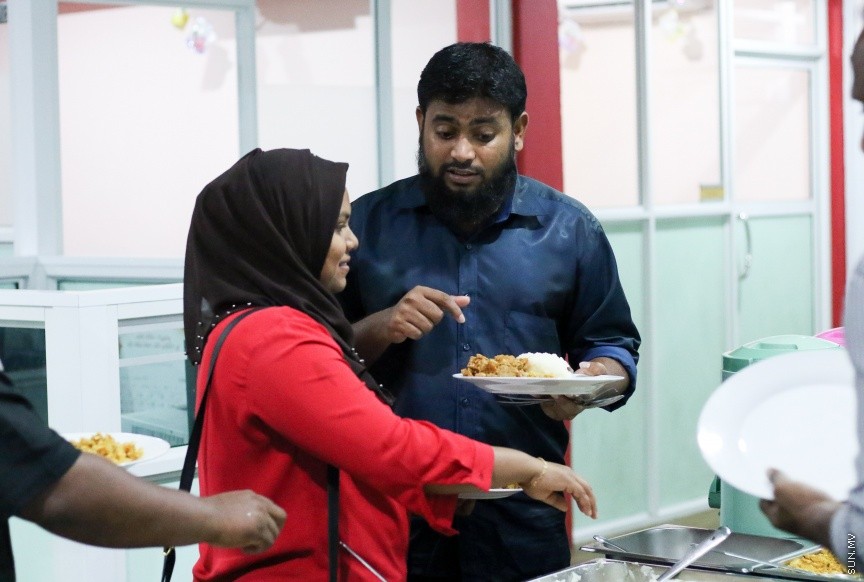 ނޫސްވެރިންނާ އެކު މީޑިއާ ކައުންސިލުން ބޭއްވި މާހެފުމުގެ ތެރެއިން: އެ މާހެފުމުގައި ގުރުއަތުން ހޮވުނު ނޫސްވެރިންނަށް ވަނީ އިނާމްދީފައި --- ސަން ފޮޓޯ/ އިހްތިޝާމް މުހައްމަދު