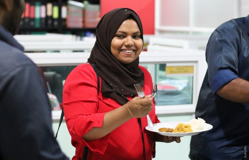 ނޫސްވެރިންނާ އެކު މީޑިއާ ކައުންސިލުން ބޭއްވި މާހެފުމުގެ ތެރެއިން: އެ މާހެފުމުގައި ގުރުއަތުން ހޮވުނު ނޫސްވެރިންނަށް ވަނީ އިނާމްދީފައި --- ސަން ފޮޓޯ/ އިހްތިޝާމް މުހައްމަދު
