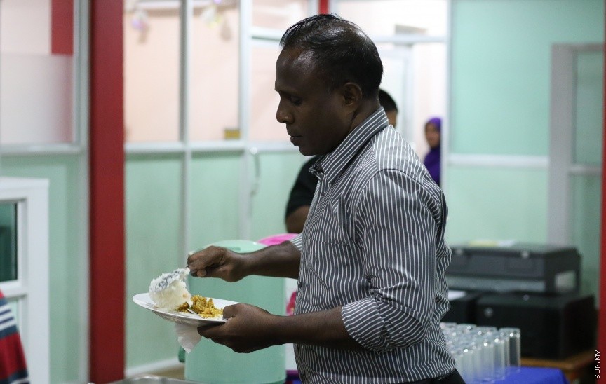 ނޫސްވެރިންނާ އެކު މީޑިއާ ކައުންސިލުން ބޭއްވި މާހެފުމުގެ ތެރެއިން: އެ މާހެފުމުގައި ގުރުއަތުން ހޮވުނު ނޫސްވެރިންނަށް ވަނީ އިނާމްދީފައި --- ސަން ފޮޓޯ/ އިހްތިޝާމް މުހައްމަދު