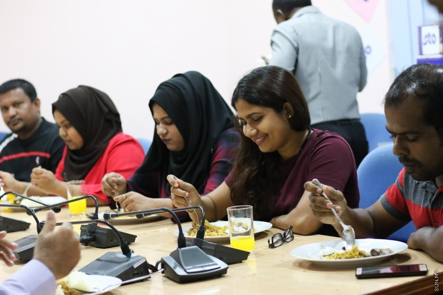 ނޫސްވެރިންނާ އެކު މީޑިއާ ކައުންސިލުން ބޭއްވި މާހެފުމުގެ ތެރެއިން: އެ މާހެފުމުގައި ގުރުއަތުން ހޮވުނު ނޫސްވެރިންނަށް ވަނީ އިނާމްދީފައި --- ސަން ފޮޓޯ/ އިހްތިޝާމް މުހައްމަދު