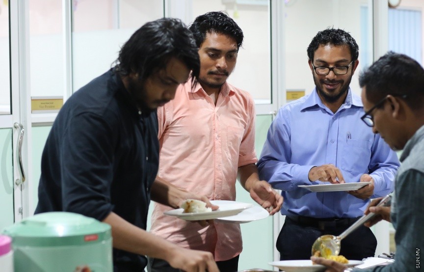 ނޫސްވެރިންނާ އެކު މީޑިއާ ކައުންސިލުން ބޭއްވި މާހެފުމުގެ ތެރެއިން: އެ މާހެފުމުގައި ގުރުއަތުން ހޮވުނު ނޫސްވެރިންނަށް ވަނީ އިނާމްދީފައި --- ސަން ފޮޓޯ/ އިހްތިޝާމް މުހައްމަދު