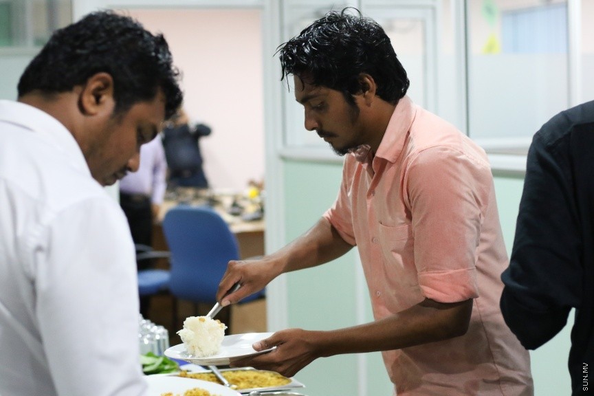 ނޫސްވެރިންނާ އެކު މީޑިއާ ކައުންސިލުން ބޭއްވި މާހެފުމުގެ ތެރެއިން: އެ މާހެފުމުގައި ގުރުއަތުން ހޮވުނު ނޫސްވެރިންނަށް ވަނީ އިނާމްދީފައި --- ސަން ފޮޓޯ/ އިހްތިޝާމް މުހައްމަދު