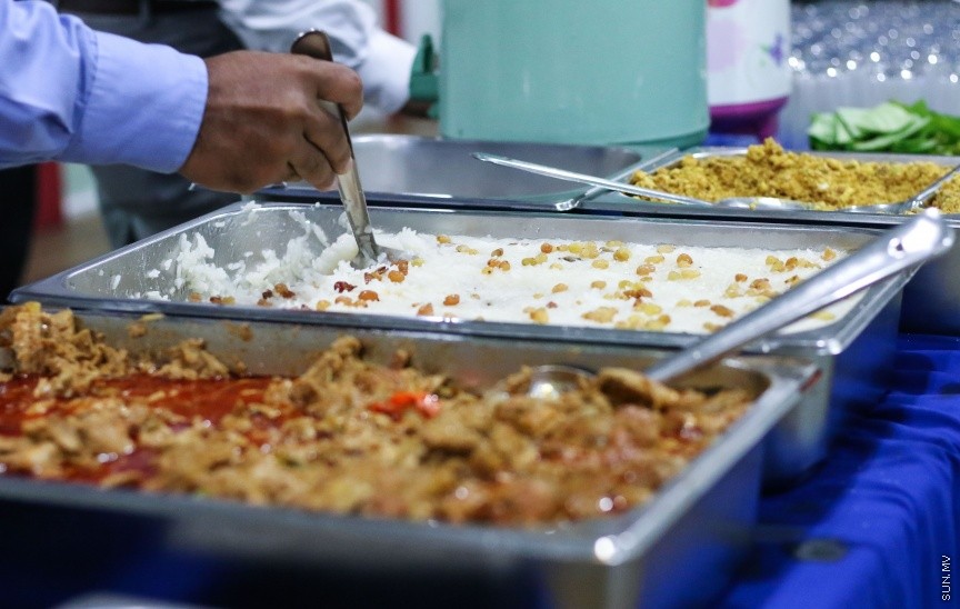 ނޫސްވެރިންނާ އެކު މީޑިއާ ކައުންސިލުން ބޭއްވި މާހެފުމުގެ ތެރެއިން: އެ މާހެފުމުގައި ގުރުއަތުން ހޮވުނު ނޫސްވެރިންނަށް ވަނީ އިނާމްދީފައި --- ސަން ފޮޓޯ/ އިހްތިޝާމް މުހައްމަދު