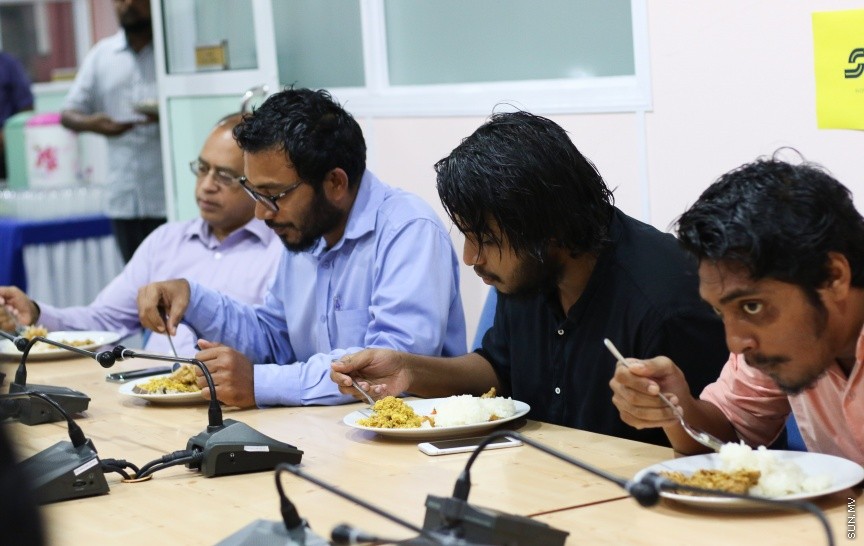ނޫސްވެރިންނާ އެކު މީޑިއާ ކައުންސިލުން ބޭއްވި މާހެފުމުގެ ތެރެއިން: އެ މާހެފުމުގައި ގުރުއަތުން ހޮވުނު ނޫސްވެރިންނަށް ވަނީ އިނާމްދީފައި --- ސަން ފޮޓޯ/ އިހްތިޝާމް މުހައްމަދު