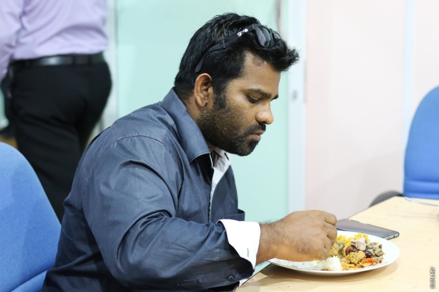 ނޫސްވެރިންނާ އެކު މީޑިއާ ކައުންސިލުން ބޭއްވި މާހެފުމުގެ ތެރެއިން: އެ މާހެފުމުގައި ގުރުއަތުން ހޮވުނު ނޫސްވެރިންނަށް ވަނީ އިނާމްދީފައި --- ސަން ފޮޓޯ/ އިހްތިޝާމް މުހައްމަދު