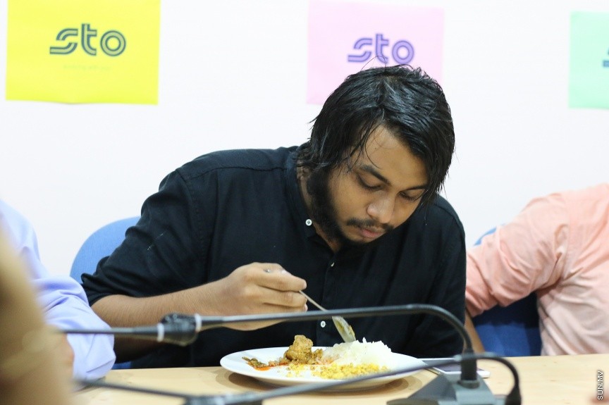 ނޫސްވެރިންނާ އެކު މީޑިއާ ކައުންސިލުން ބޭއްވި މާހެފުމުގެ ތެރެއިން: އެ މާހެފުމުގައި ގުރުއަތުން ހޮވުނު ނޫސްވެރިންނަށް ވަނީ އިނާމްދީފައި --- ސަން ފޮޓޯ/ އިހްތިޝާމް މުހައްމަދު