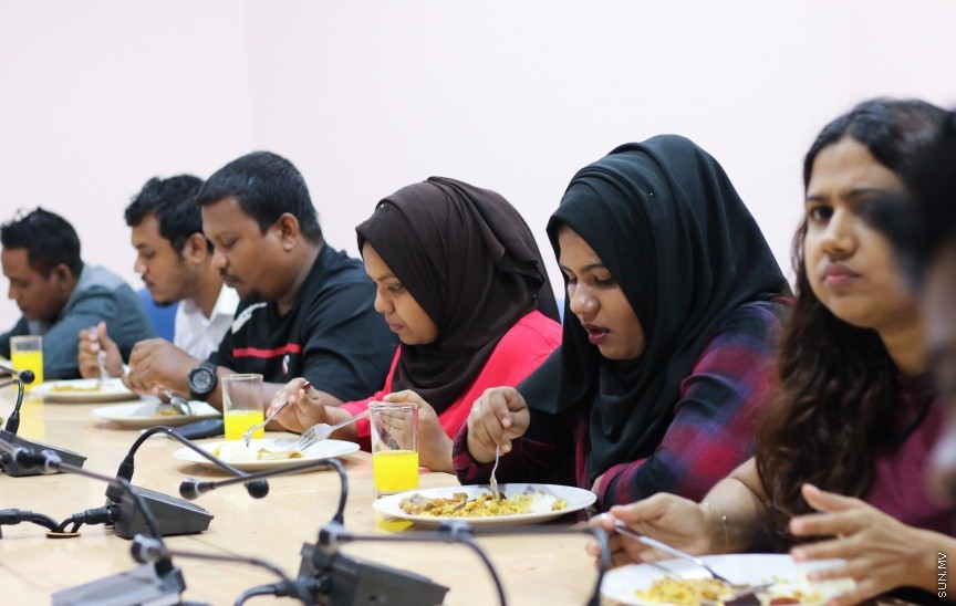 ނޫސްވެރިންނާ އެކު މީޑިއާ ކައުންސިލުން ބޭއްވި މާހެފުމުގެ ތެރެއިން: އެ މާހެފުމުގައި ގުރުއަތުން ހޮވުނު ނޫސްވެރިންނަށް ވަނީ އިނާމްދީފައި --- ސަން ފޮޓޯ/ އިހްތިޝާމް މުހައްމަދު