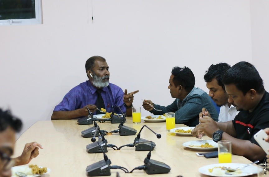 ނޫސްވެރިންނާ އެކު މީޑިއާ ކައުންސިލުން ބޭއްވި މާހެފުމުގެ ތެރެއިން: އެ މާހެފުމުގައި ގުރުއަތުން ހޮވުނު ނޫސްވެރިންނަށް ވަނީ އިނާމްދީފައި --- ސަން ފޮޓޯ/ އިހްތިޝާމް މުހައްމަދު