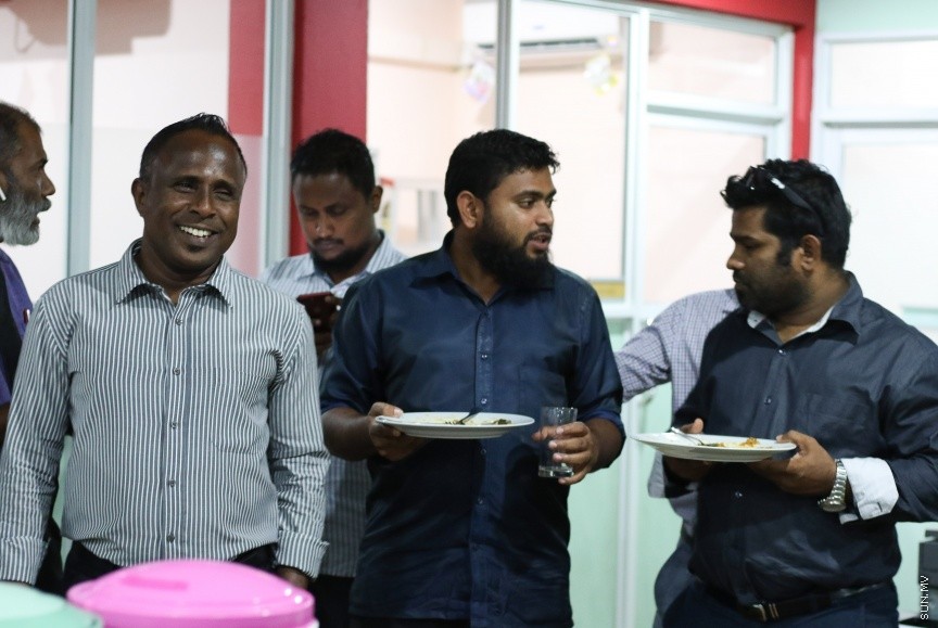 ނޫސްވެރިންނާ އެކު މީޑިއާ ކައުންސިލުން ބޭއްވި މާހެފުމުގެ ތެރެއިން: އެ މާހެފުމުގައި ގުރުއަތުން ހޮވުނު ނޫސްވެރިންނަށް ވަނީ އިނާމްދީފައި --- ސަން ފޮޓޯ/ އިހްތިޝާމް މުހައްމަދު