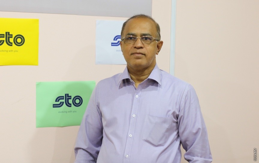 ނޫސްވެރިންނާ އެކު މީޑިއާ ކައުންސިލުން ބޭއްވި މާހެފުމުގެ ތެރެއިން: އެ މާހެފުމުގައި ގުރުއަތުން ހޮވުނު ނޫސްވެރިންނަށް ވަނީ އިނާމްދީފައި --- ސަން ފޮޓޯ/ އިހްތިޝާމް މުހައްމަދު