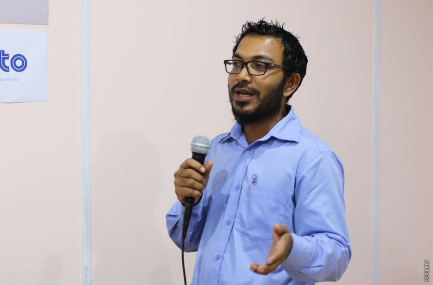 ނޫސްވެރިންނާ އެކު މީޑިއާ ކައުންސިލުން ބޭއްވި މާހެފުމުގެ ތެރެއިން: އެ މާހެފުމުގައި ގުރުއަތުން ހޮވުނު ނޫސްވެރިންނަށް ވަނީ އިނާމްދީފައި --- ސަން ފޮޓޯ/ އިހްތިޝާމް މުހައްމަދު