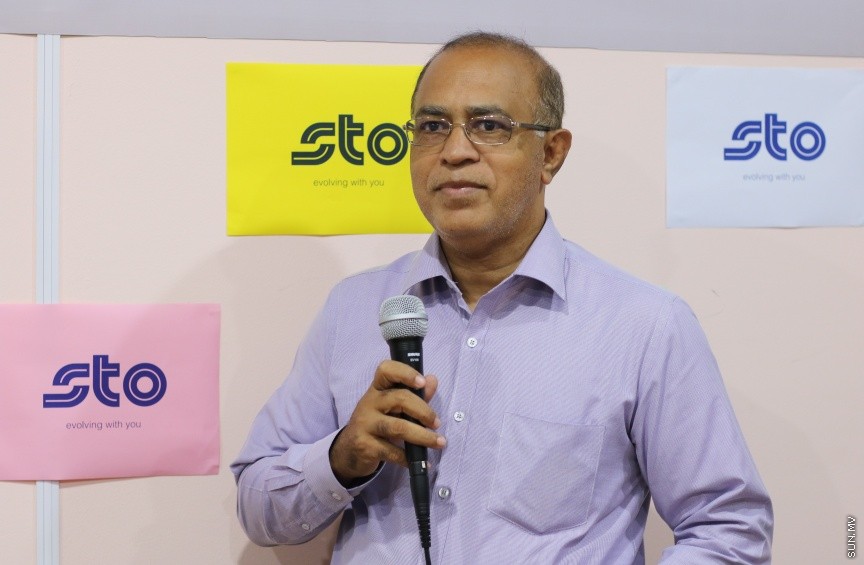 ނޫސްވެރިންނާ އެކު މީޑިއާ ކައުންސިލުން ބޭއްވި މާހެފުމުގެ ތެރެއިން: އެ މާހެފުމުގައި ގުރުއަތުން ހޮވުނު ނޫސްވެރިންނަށް ވަނީ އިނާމްދީފައި --- ސަން ފޮޓޯ/ އިހްތިޝާމް މުހައްމަދު