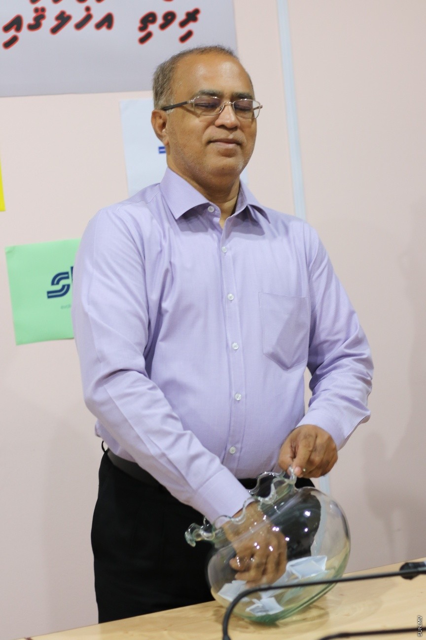 ނޫސްވެރިންނާ އެކު މީޑިއާ ކައުންސިލުން ބޭއްވި މާހެފުމުގެ ތެރެއިން: އެ މާހެފުމުގައި ގުރުއަތުން ހޮވުނު ނޫސްވެރިންނަށް ވަނީ އިނާމްދީފައި --- ސަން ފޮޓޯ/ އިހްތިޝާމް މުހައްމަދު
