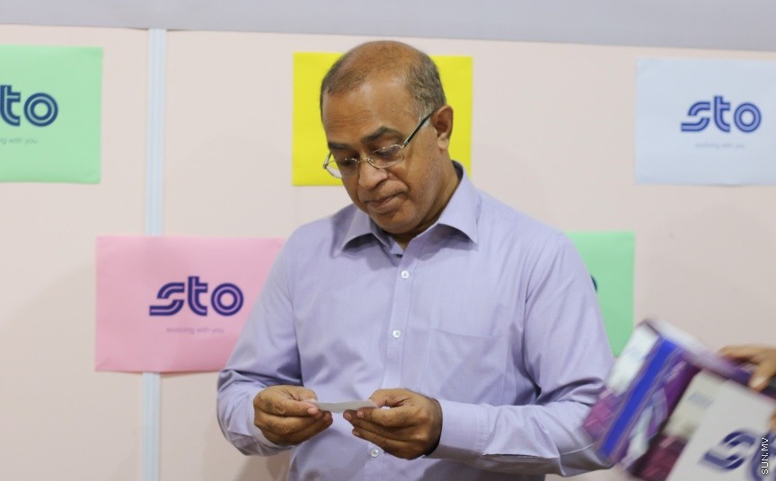 ނޫސްވެރިންނާ އެކު މީޑިއާ ކައުންސިލުން ބޭއްވި މާހެފުމުގެ ތެރެއިން: އެ މާހެފުމުގައި ގުރުއަތުން ހޮވުނު ނޫސްވެރިންނަށް ވަނީ އިނާމްދީފައި --- ސަން ފޮޓޯ/ އިހްތިޝާމް މުހައްމަދު