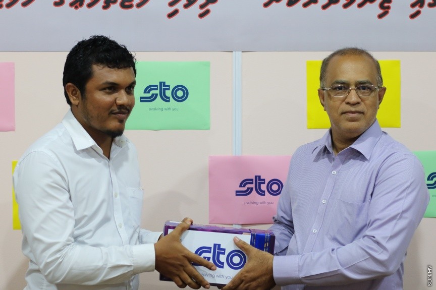 ނޫސްވެރިންނާ އެކު މީޑިއާ ކައުންސިލުން ބޭއްވި މާހެފުމުގެ ތެރެއިން: އެ މާހެފުމުގައި ގުރުއަތުން ހޮވުނު ނޫސްވެރިންނަށް ވަނީ އިނާމްދީފައި --- ސަން ފޮޓޯ/ އިހްތިޝާމް މުހައްމަދު