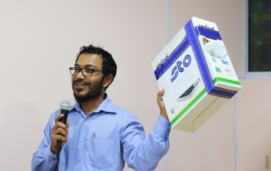 ނޫސްވެރިންނާ އެކު މީޑިއާ ކައުންސިލުން ބޭއްވި މާހެފުމުގެ ތެރެއިން: އެ މާހެފުމުގައި ގުރުއަތުން ހޮވުނު ނޫސްވެރިންނަށް ވަނީ އިނާމްދީފައި --- ސަން ފޮޓޯ/ އިހްތިޝާމް މުހައްމަދު