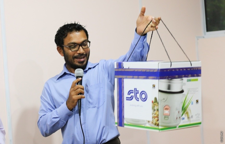 ނޫސްވެރިންނާ އެކު މީޑިއާ ކައުންސިލުން ބޭއްވި މާހެފުމުގެ ތެރެއިން: އެ މާހެފުމުގައި ގުރުއަތުން ހޮވުނު ނޫސްވެރިންނަށް ވަނީ އިނާމްދީފައި --- ސަން ފޮޓޯ/ އިހްތިޝާމް މުހައްމަދު