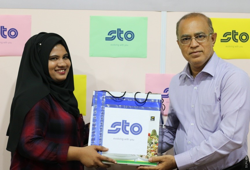 ނޫސްވެރިންނާ އެކު މީޑިއާ ކައުންސިލުން ބޭއްވި މާހެފުމުގެ ތެރެއިން: އެ މާހެފުމުގައި ގުރުއަތުން ހޮވުނު ނޫސްވެރިންނަށް ވަނީ އިނާމްދީފައި --- ސަން ފޮޓޯ/ އިހްތިޝާމް މުހައްމަދު