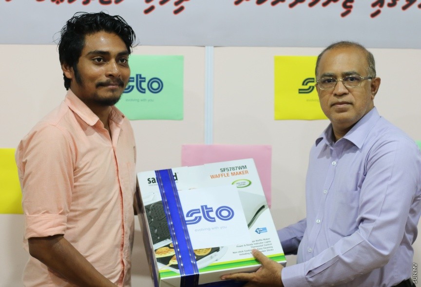 ނޫސްވެރިންނާ އެކު މީޑިއާ ކައުންސިލުން ބޭއްވި މާހެފުމުގެ ތެރެއިން: އެ މާހެފުމުގައި ގުރުއަތުން ހޮވުނު ނޫސްވެރިންނަށް ވަނީ އިނާމްދީފައި --- ސަން ފޮޓޯ/ އިހްތިޝާމް މުހައްމަދު