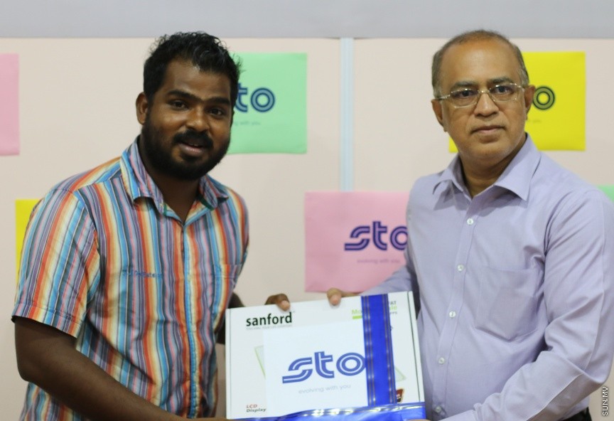 ނޫސްވެރިންނާ އެކު މީޑިއާ ކައުންސިލުން ބޭއްވި މާހެފުމުގެ ތެރެއިން: އެ މާހެފުމުގައި ގުރުއަތުން ހޮވުނު ނޫސްވެރިންނަށް ވަނީ އިނާމްދީފައި --- ސަން ފޮޓޯ/ އިހްތިޝާމް މުހައްމަދު