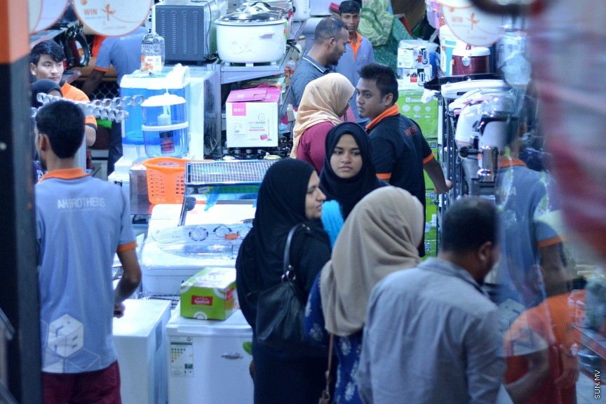 މޭ 27، 2017: ރޯދަ އާއެކު ފިހާޜަތަކަށް ބާރުބޮޑުވެ، މަގުތައް ތޮއްޖެހުން -- ސަން ފޮޓޯ/ ފަޔާޒު މޫސާ