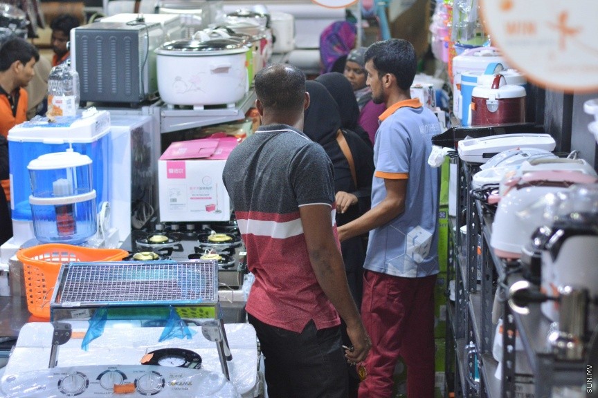 މޭ 27، 2017: ރޯދަ އާއެކު ފިހާޜަތަކަށް ބާރުބޮޑުވެ، މަގުތައް ތޮއްޖެހުން -- ސަން ފޮޓޯ/ ފަޔާޒު މޫސާ